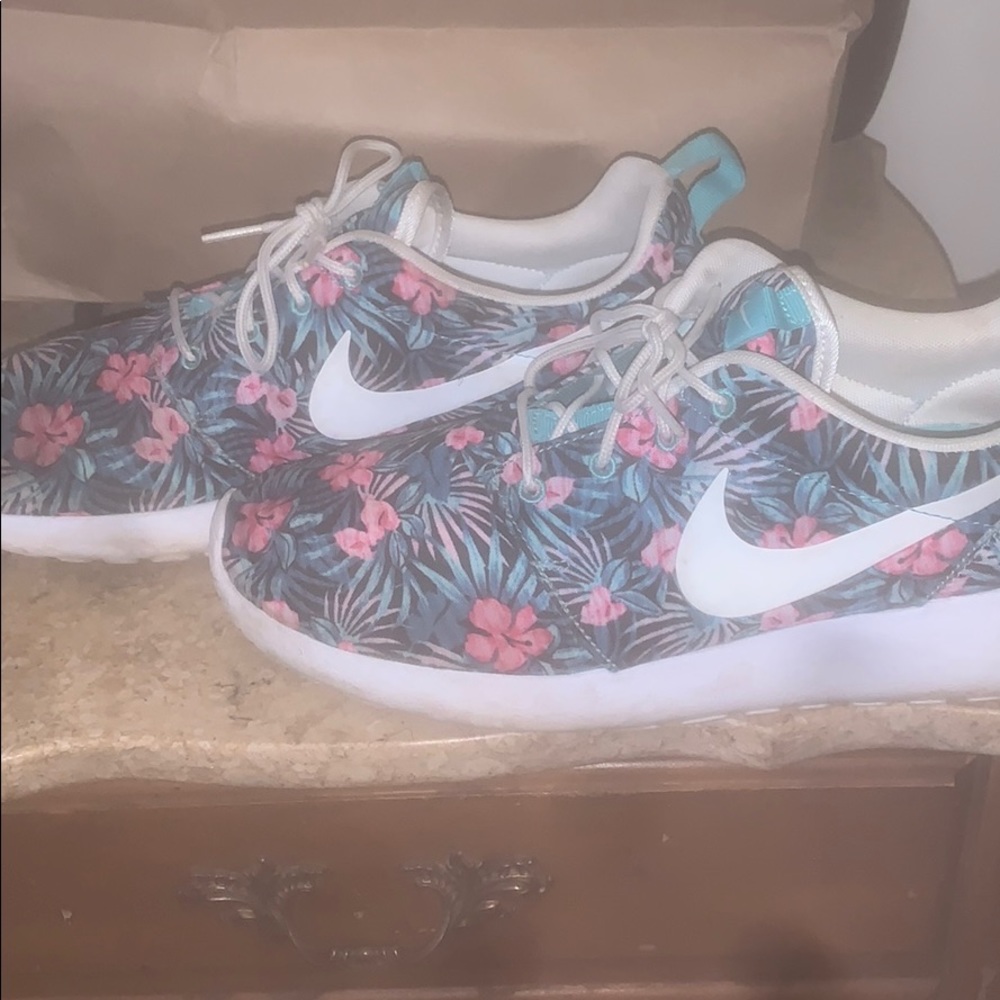 Men’s Nike roshes Tropical theme